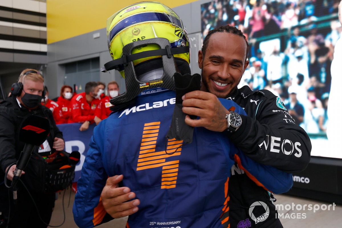 Lando Norris, McLaren, felicita a Lewis Hamilton, Mercedes, en Parc Ferme
