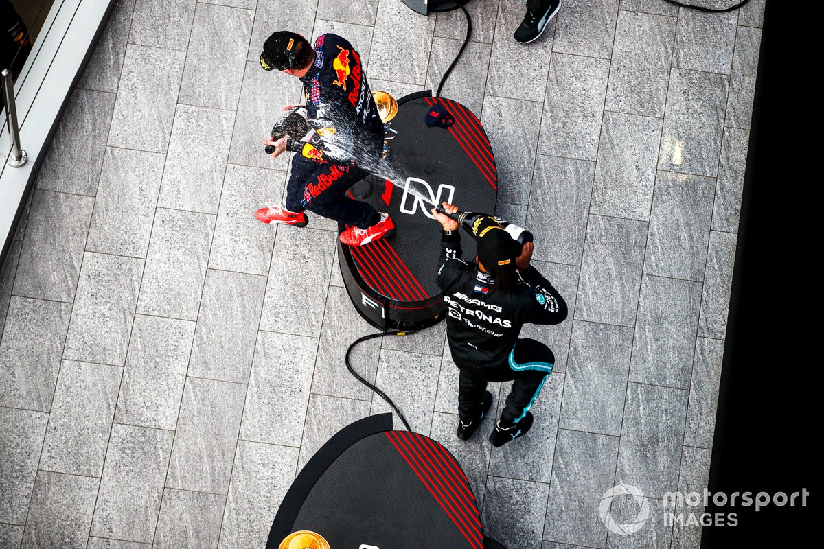 Lewis Hamilton, Mercedes, 1a posizione, spruzza Max Verstappen, Red Bull Racing, 2a posizione, con Champagne