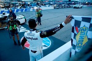 Race winner Aric Almirola, Stewart-Haas Racing, Ford Mustang