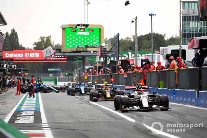 Antonio Giovinazzi, Alfa Romeo Racing C41, Sergio Pérez, Red Bull Racing RB16B, en el pit lane