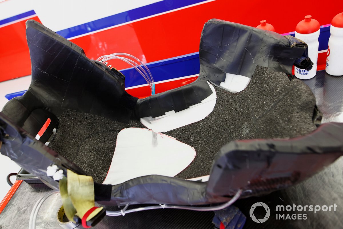Haas VF-21: Fahrersitz