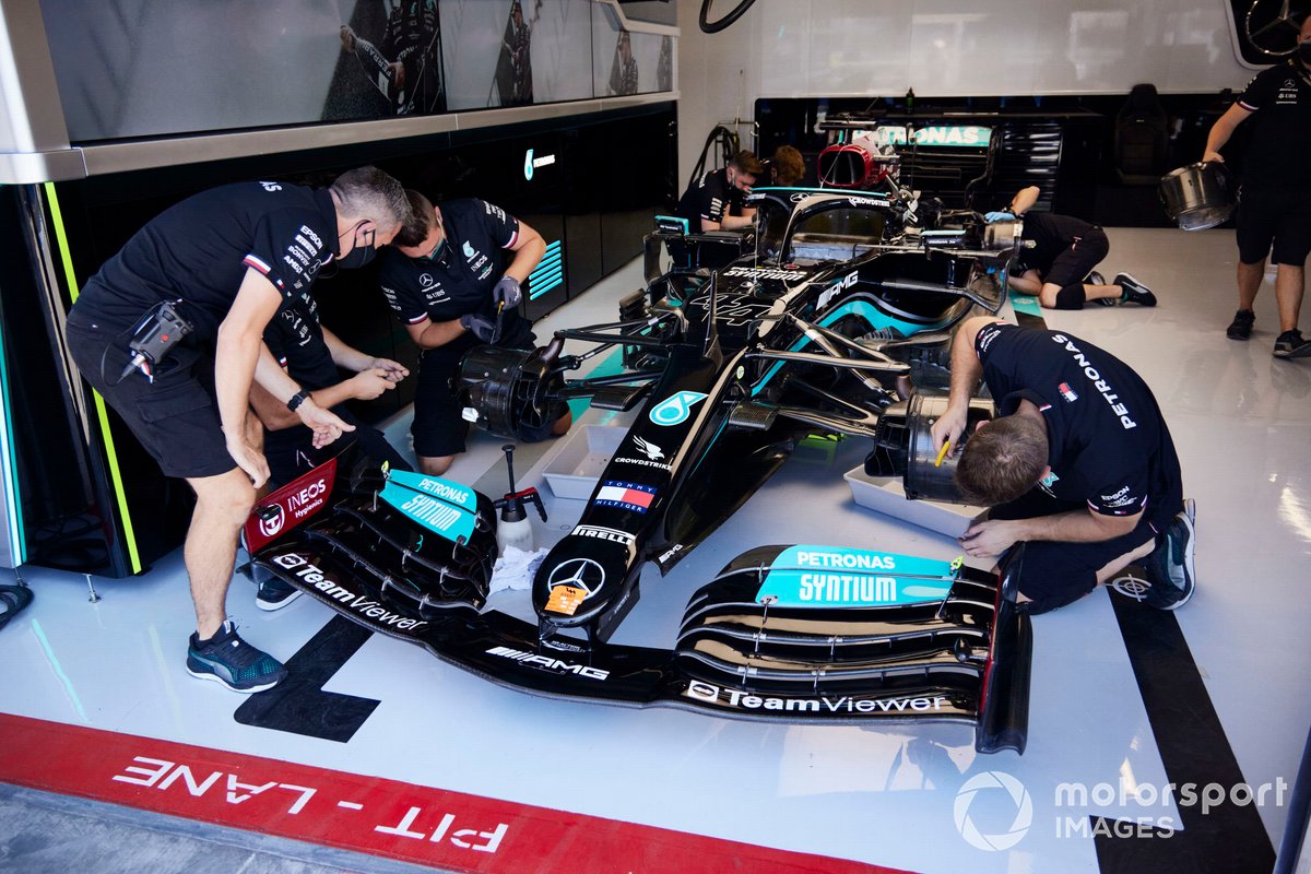 El coche de Lewis Hamilton, Mercedes W12 en el box