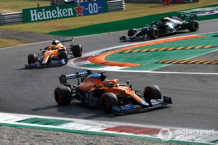 Daniel Ricciardo, McLaren MCL35M, Lando Norris, McLaren MCL35M, Lewis Hamilton, Mercedes W12