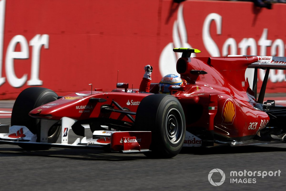 El ganador de la carrera Fernando Alonso, Ferrari F10