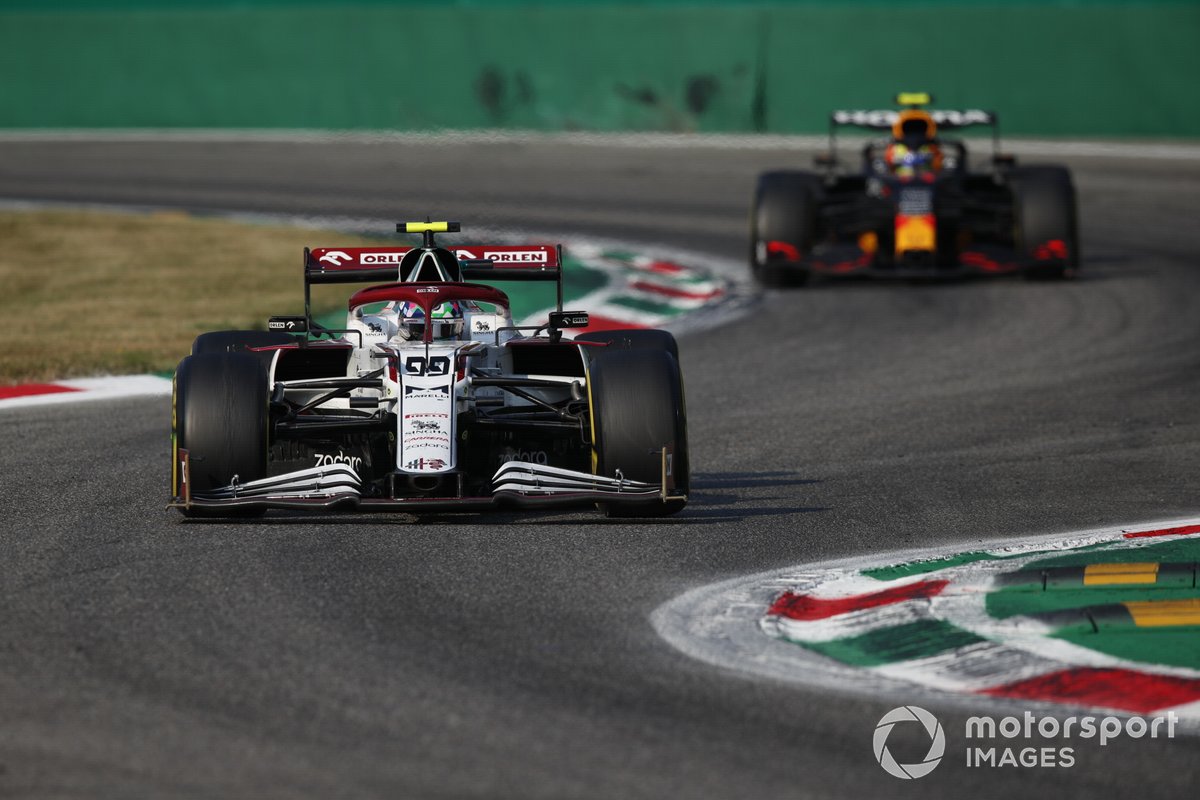 Antonio Giovinazzi, Alfa Romeo Racing C41, Sergio Perez, Red Bull Racing RB16B