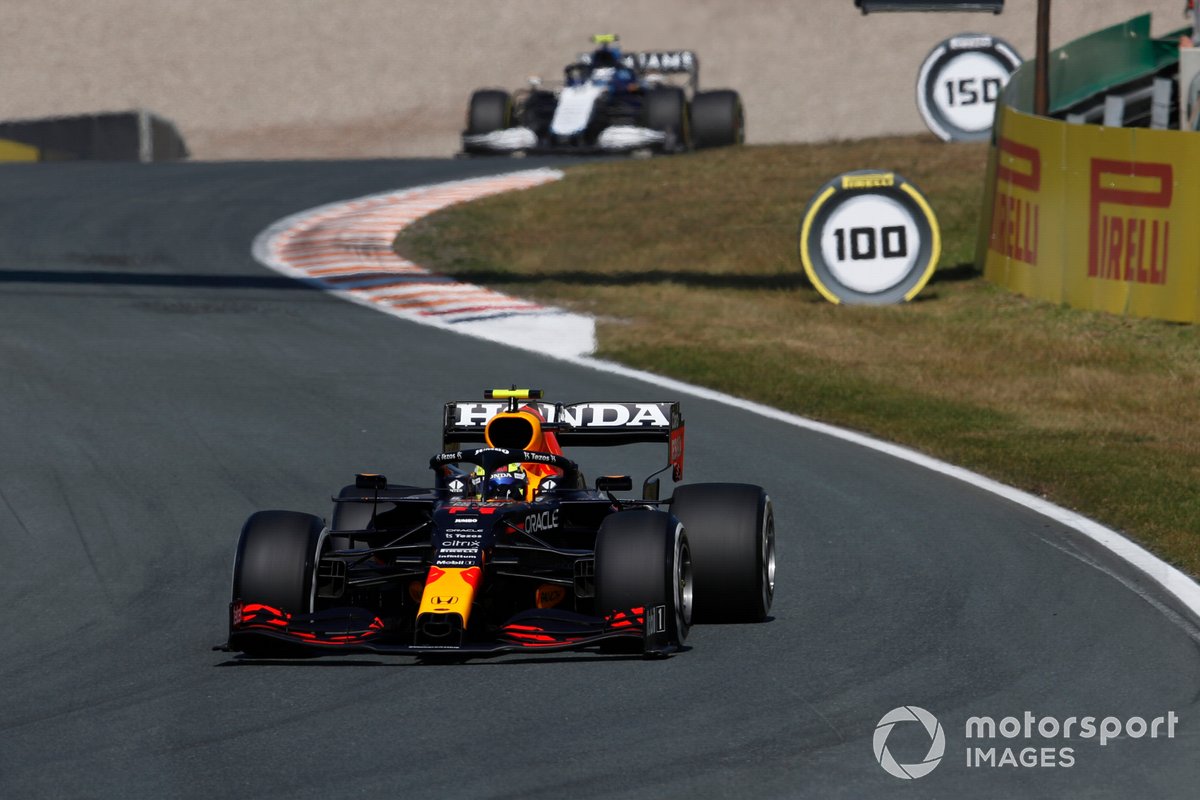 Sergio Pérez, Red Bull Racing RB16B, Nicholas Latifi, Williams FW43B