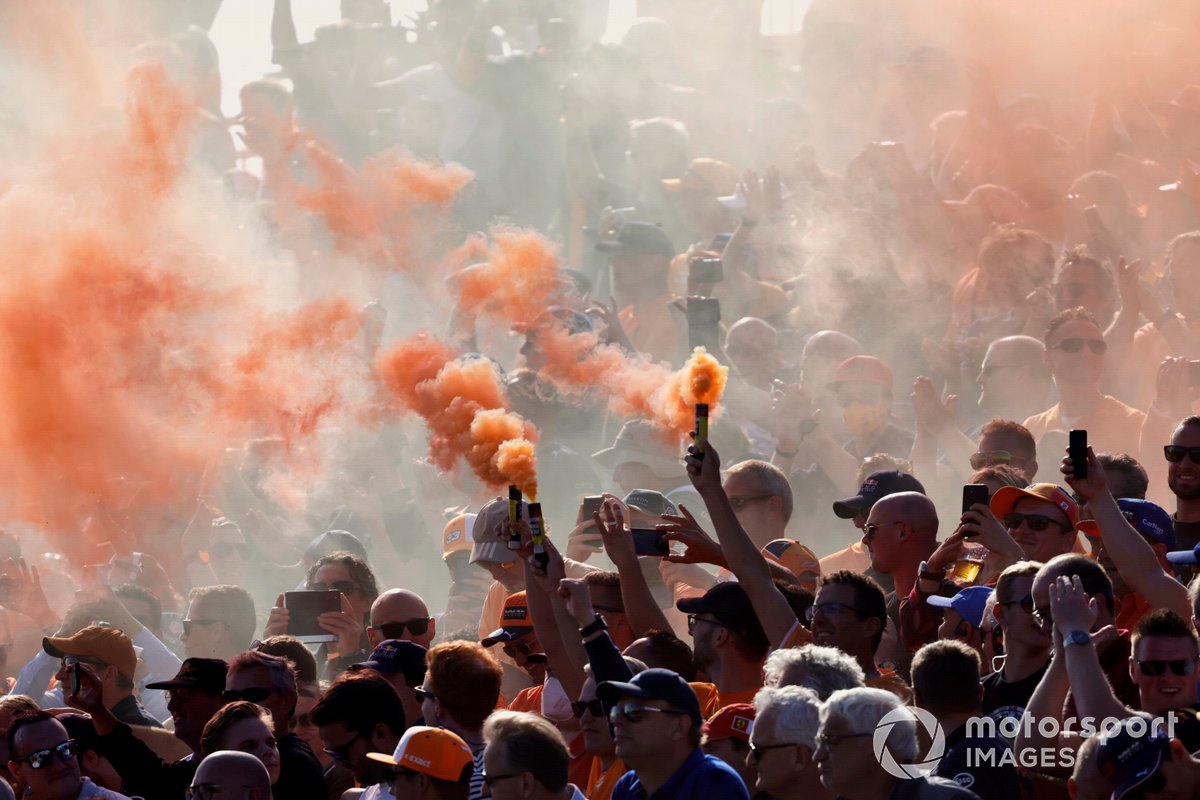 I tifosi festeggiano quando Max Verstappen, Red Bull Racing, si assicura la pole position