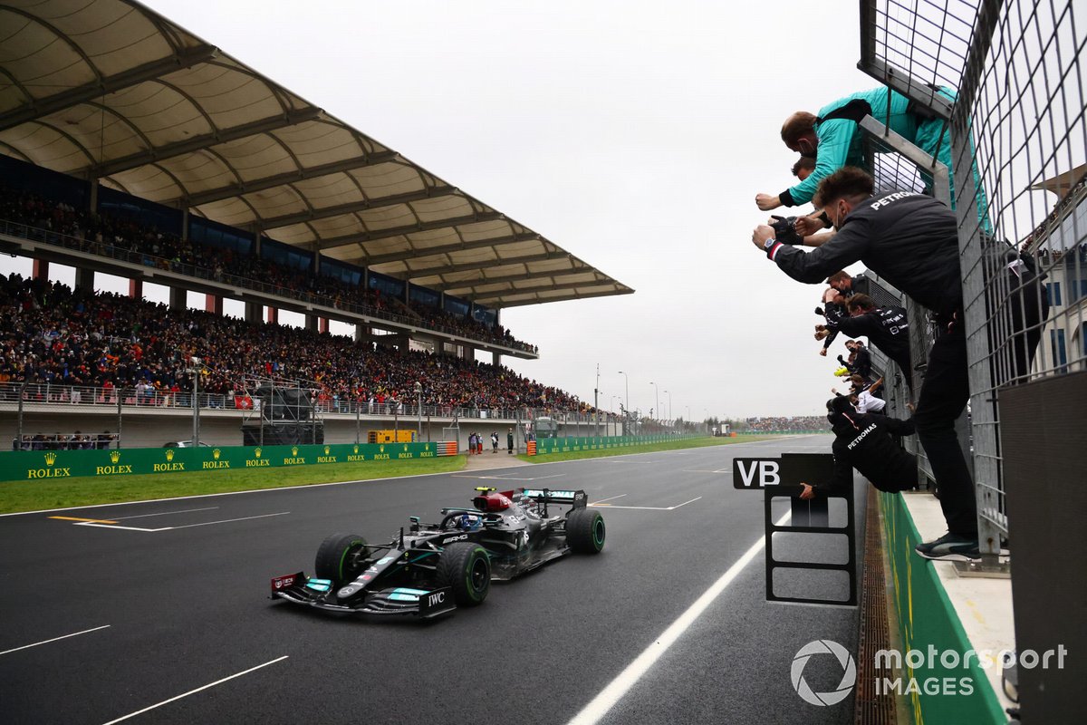 The Mercedes team cheer as Valtteri Bottas, Mercedes W12, 1st position, takes victory