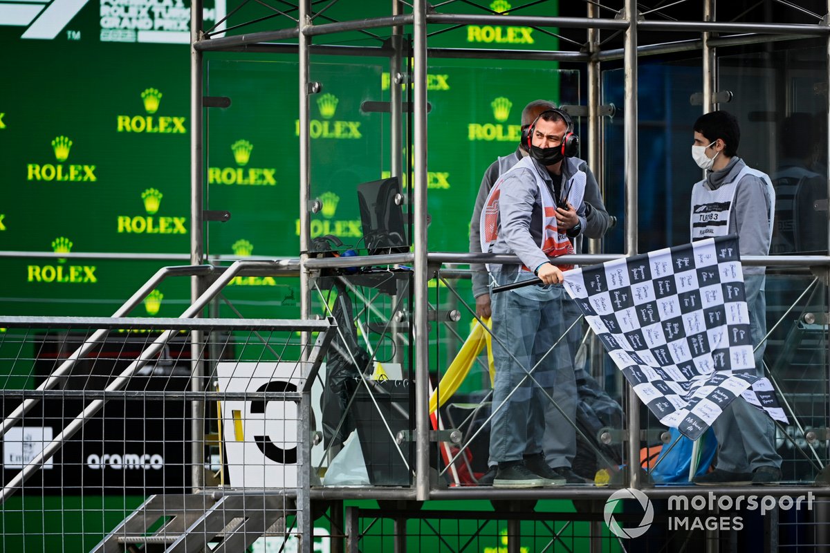 La bandera a cuadros ondea al final de la clasificación