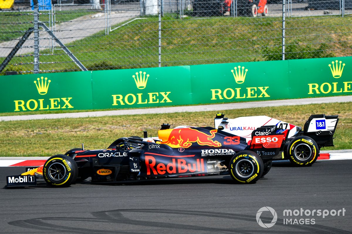 Max Verstappen, Red Bull Racing RB16B, passa Mick Schumacher, Haas VF-21