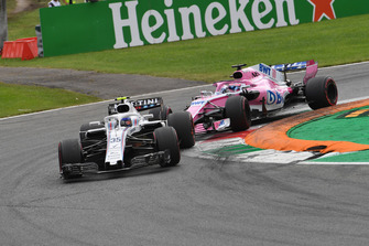 Sergey Sirotkin, Williams FW41 and Sergio Perez, Racing Point Force India VJM11 battle