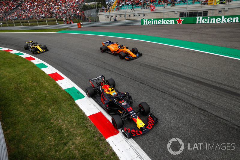 Daniel Ricciardo, Red Bull Racing RB14 Tag Heuer, Fernando Alonso, McLaren MCL33, and Nico Hulkenberg, Renault Sport F1 Team R.S. 18