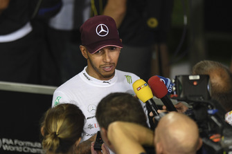 Lewis Hamilton, Mercedes AMG F1, parla con i media