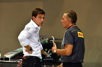 Toto Wolff, Mercedes AMG F1 Direktörü ve Mario Isola, Pirelli Spor Direktörü