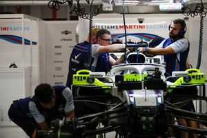 Ingegneri al lavoro sulla monoposto di Lance Stroll, Williams FW41