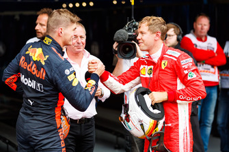 Max Verstappen, Red Bull Racing ve Sebastian Vettel, Ferrari, parc ferme