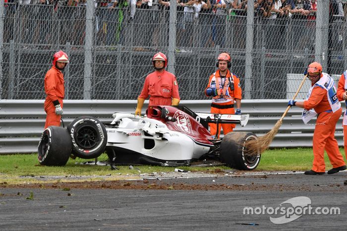 El coche accidentado de Marcus Ericsson, Alfa Romeo Sauber C37 in FP2