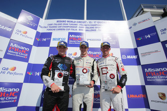 Podio Gara 1: il secondo classificato, Tommaso Mosca, Tsunami RT, il vincitore Alessio Rovera, Tsunami RT, il terzo classificato Enrico Fulgenzi, Ghinzani Arco Motorsport