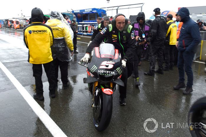 Motos sacadas de la parrilla durante el Gran Premio de Gran Bretaña