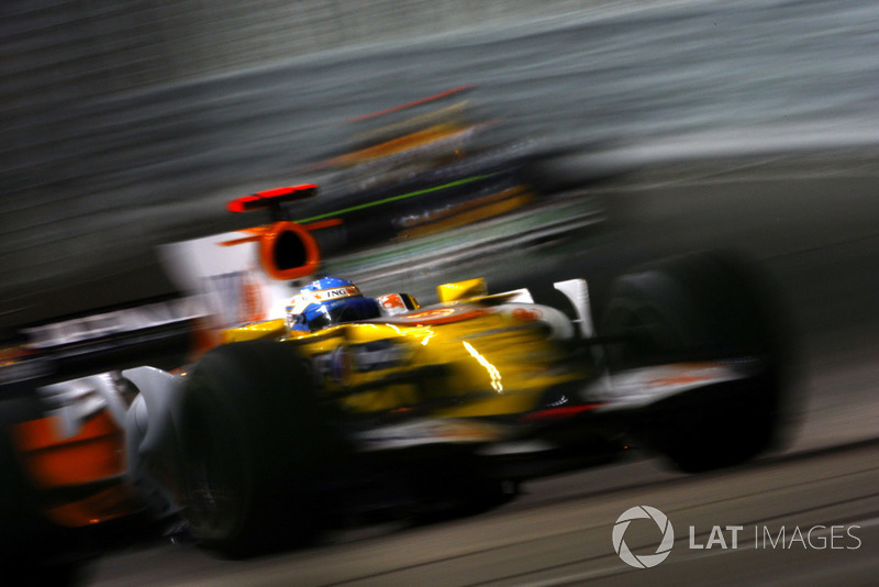 Fernando Alonso, Renault F1 Team R28 devance David Coulthard, Red Bull Racing RB4 Renault