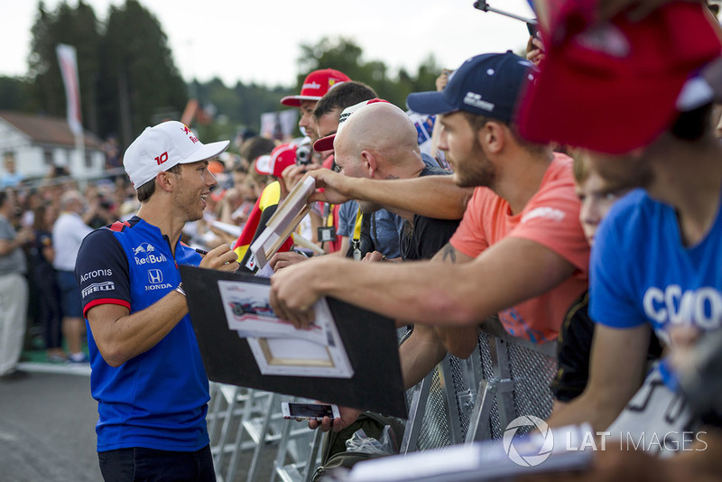 Pierre Gasly, Scuderia Toro Rosso Toro Rosso signs autographs for the fans
