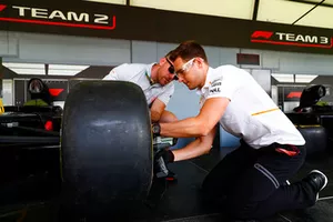 Stoffel Vandoorne, McLaren, practica el cambio de neumáticos Pirelli en la Zona de aficionados