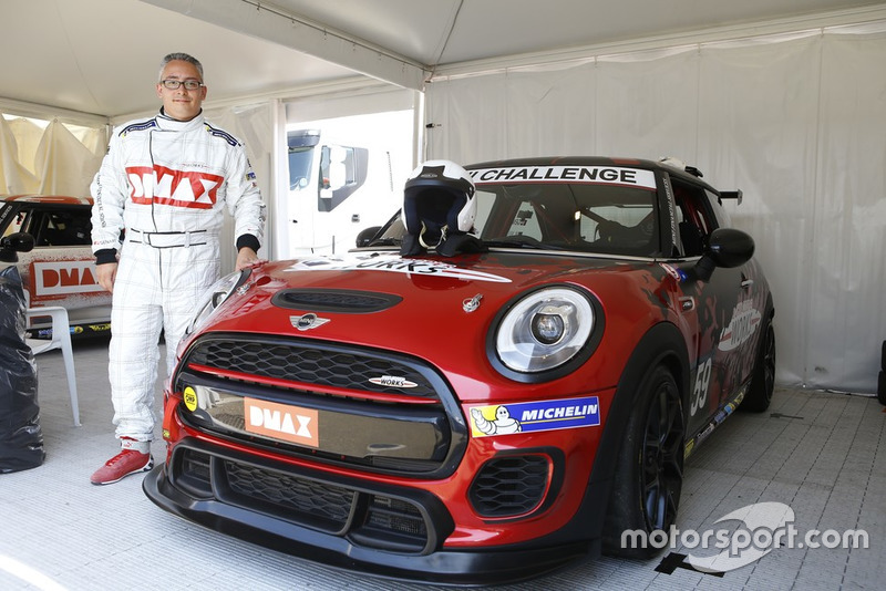 Matteo Nugnes con una Mini John Cooper Works Lite