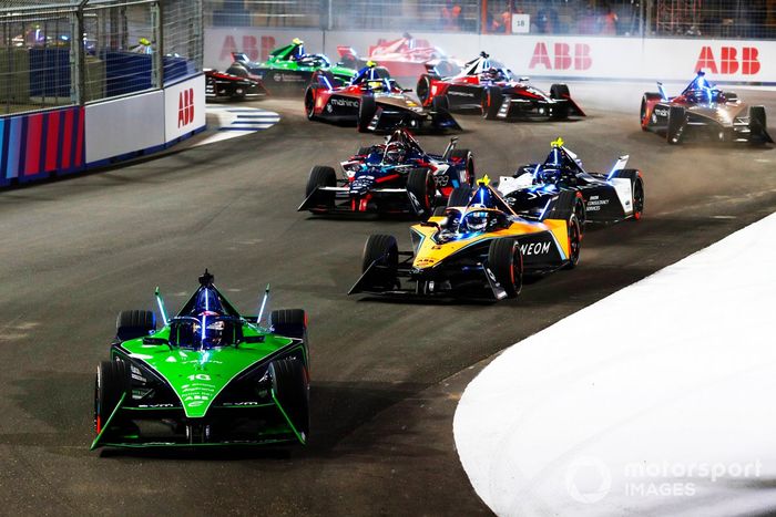 Sebastien Buemi, Envision Racing, Jaguar I-TYPE 6, Jake Hughes, McLaren, e-4ORCE 04, Sam Bird, Jaguar Racing, Jaguar I-TYPE 6, Dan Ticktum, NIO 333 FE Team, NIO 333 ER9, at the start