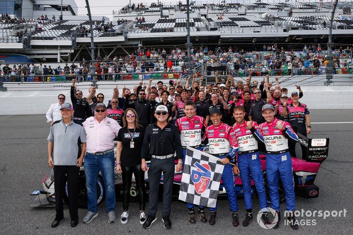 #60 Meyer Shank Racing c/ Curb Agajanian Acura ARX-06: Tom Blomqvist, Colin Braun, Helio Castroneves, Simon Pagenaud celebrando su victoria