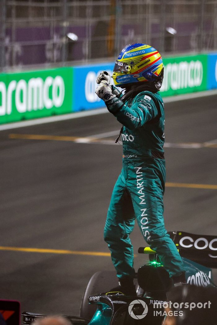 Fernando Alonso, Aston Martin F1 Team, tercer clasificado, celebra en Parc Fermé