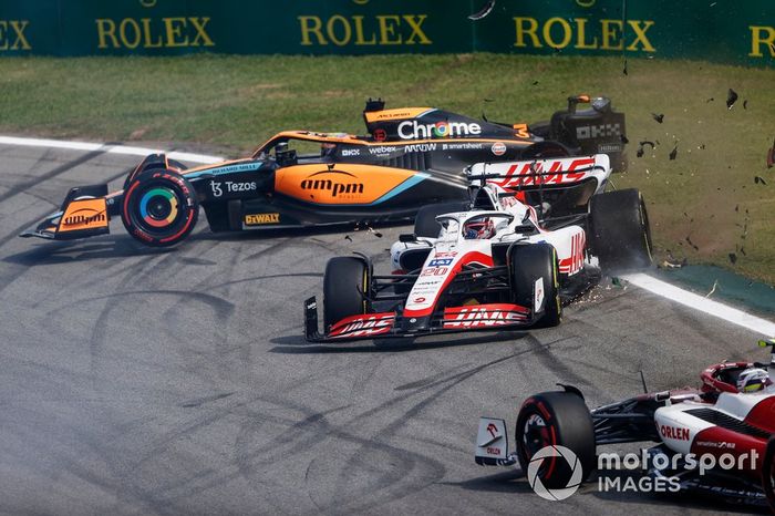Daniel Ricciardo, McLaren MCL36, Kevin Magnussen, Haas VF-22, se estrellan al inicio de la carrera