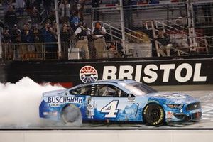 Race winner Kevin Harvick, Stewart-Haas Racing, Ford Mustang