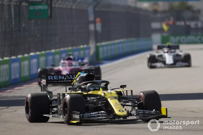 Daniel Ricciardo, Renault F1 Team R.S.20 Sergio Pérez, Racing Point RP20 
