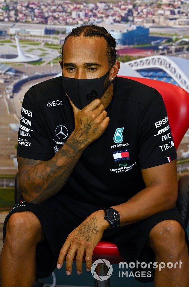 Lewis Hamilton, Mercedes-AMG F1 en la conferencia de prensa