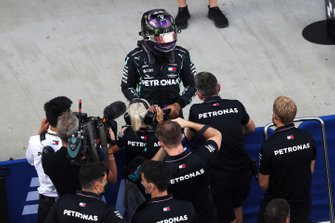 Pole man Lewis Hamilton, Mercedes-AMG F1, festeggia nel parco chiuso con il suo team