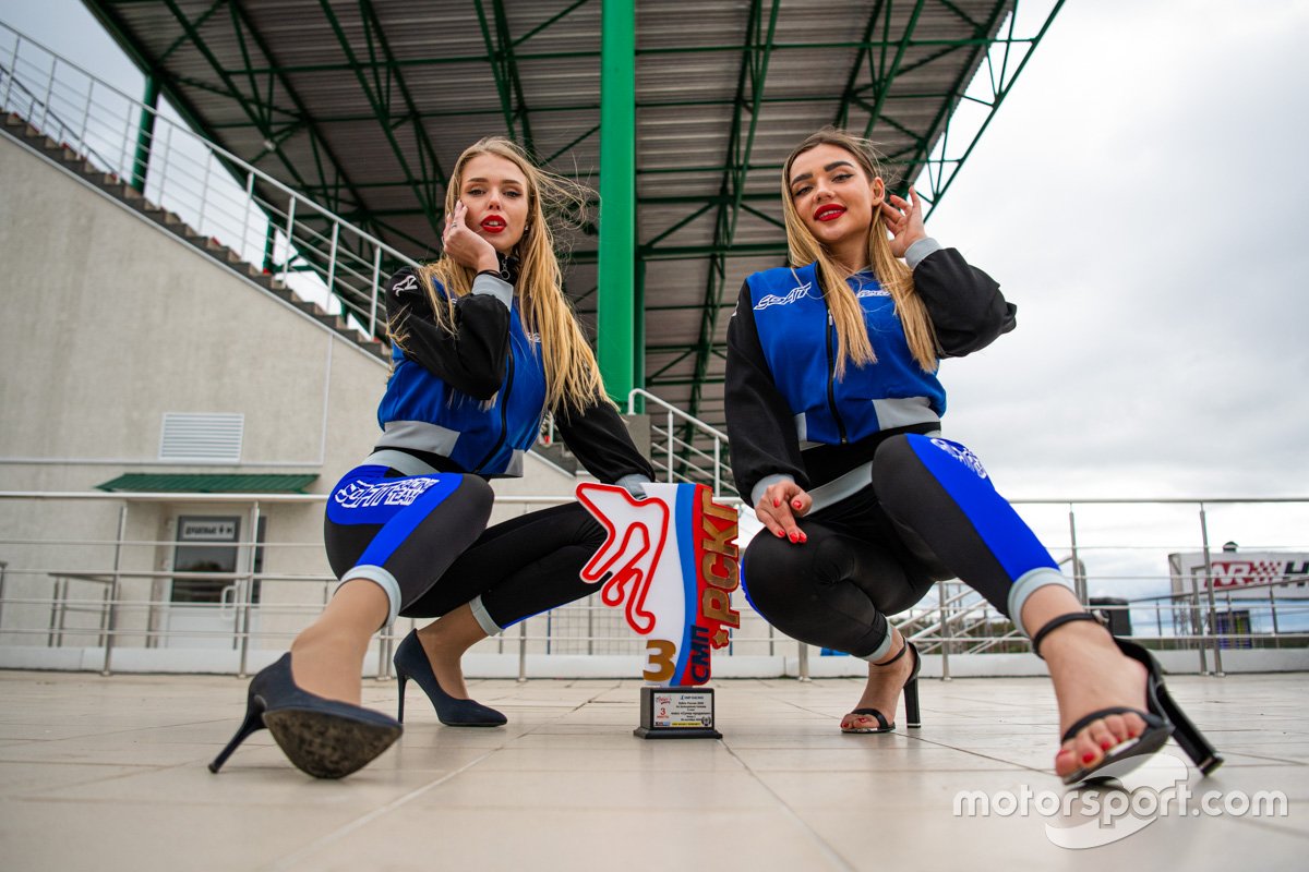 Грид-герлз команды Sofit Racing Team