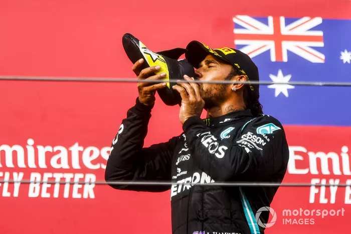 Podio: ganador de la carrera Lewis Hamilton, Mercedes-AMG F1 celebra tomando en un zapato