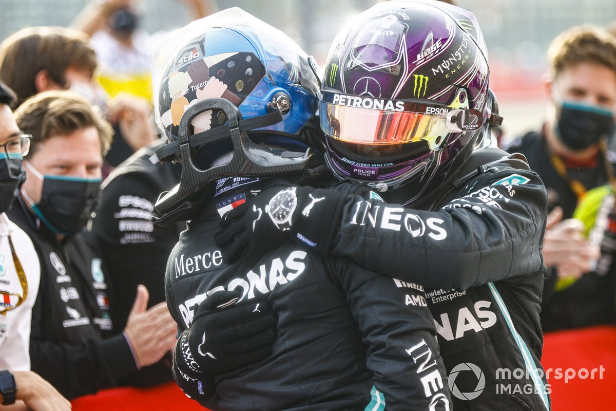 Valtteri Bottas, Mercedes-AMG F1, secondo classificato, e Lewis Hamilton, Mercedes-AMG F1, primo classificato, festeggiano al Parc Ferme