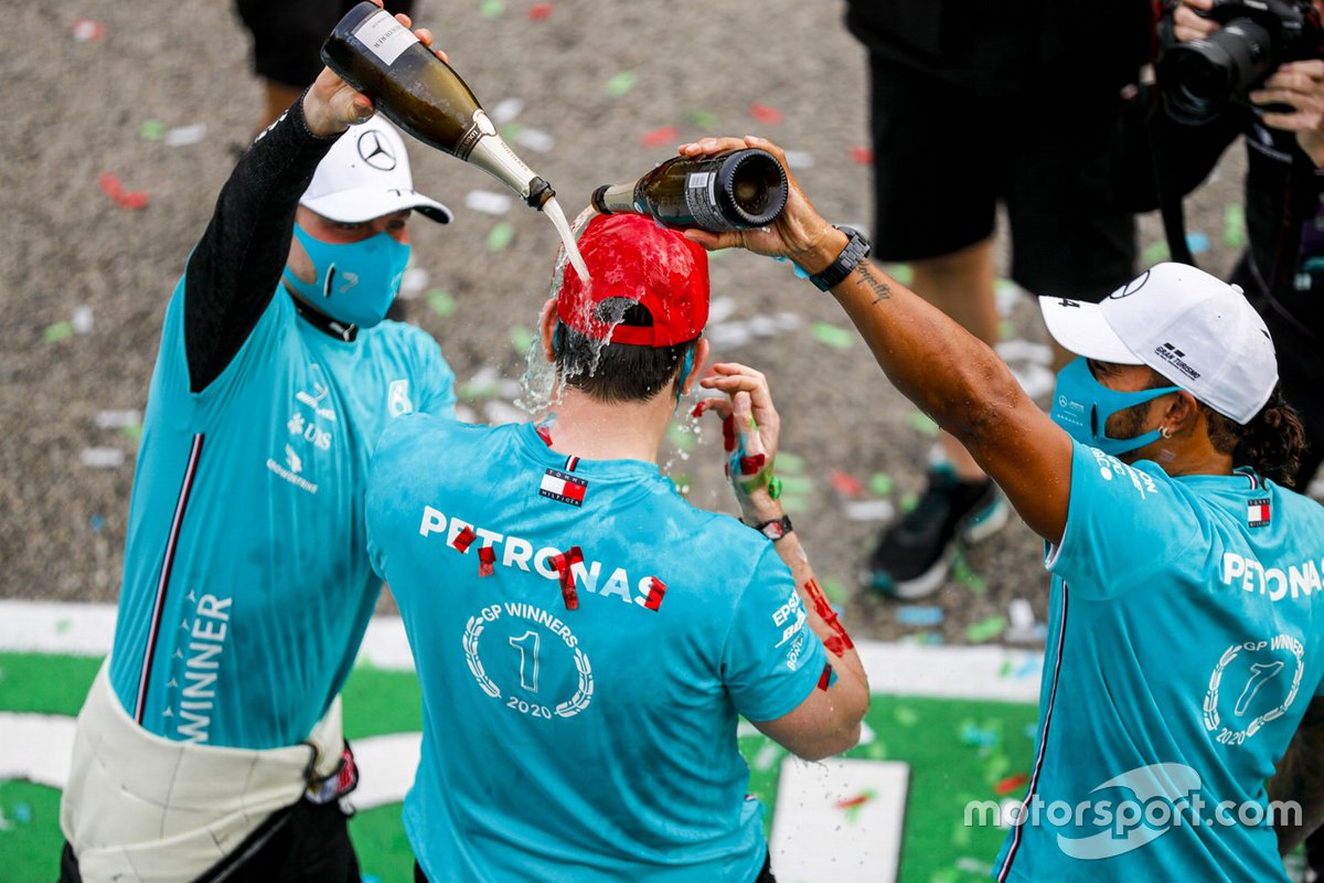 Il vincitore della gara Lewis Hamilton, Mercedes-AMG F1, secondo classificato Valtteri Bottas, Mercedes-AMG F1, Toto Wolff, Direttore Esecutivo (Business), Mercedes AMG festeggia il settimo titolo costruttori