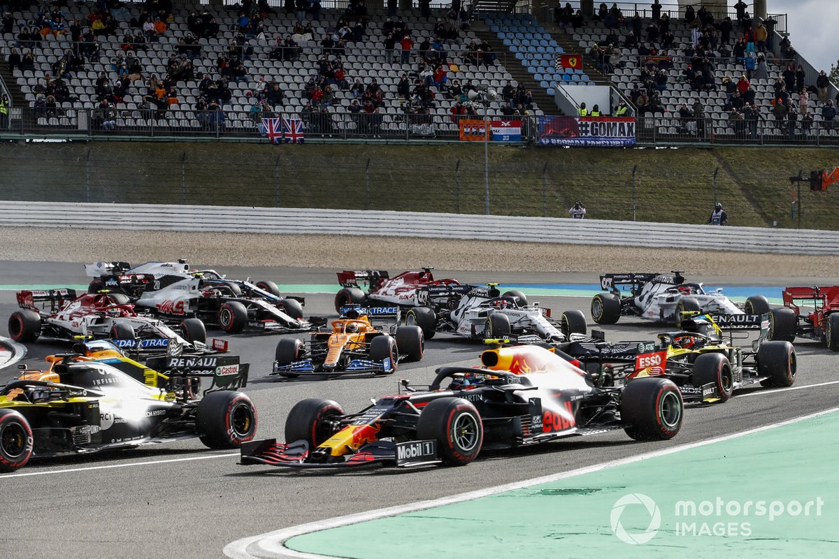 Daniel Ricciardo, Renault F1 Team R.S.20, Alex Albon, Red Bull Racing RB16, Esteban Ocon, Renault F1 Team R.S.20, Carlos Sainz Jr., McLaren MCL35, and the remainder of the field at the start