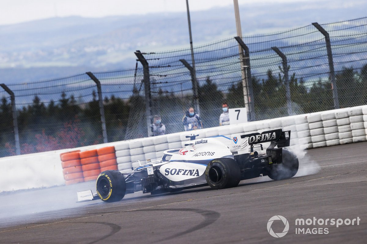 George Russell, Williams FW43 retirándose de la carrera después de chocar con Kimi Raikkonen, Alfa Romeo Racing C39