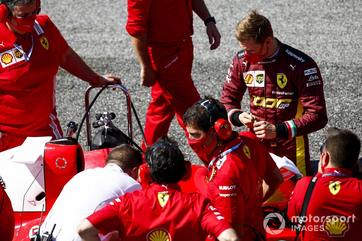 Mick Schumacher se prepara para conducir el Ferrari F2004