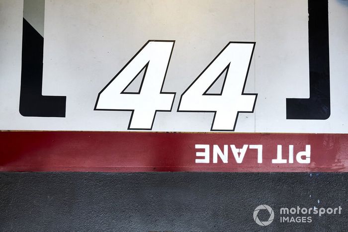 El número de carrera de Lewis Hamilton, Mercedes F1 W11, en el piso del garaje