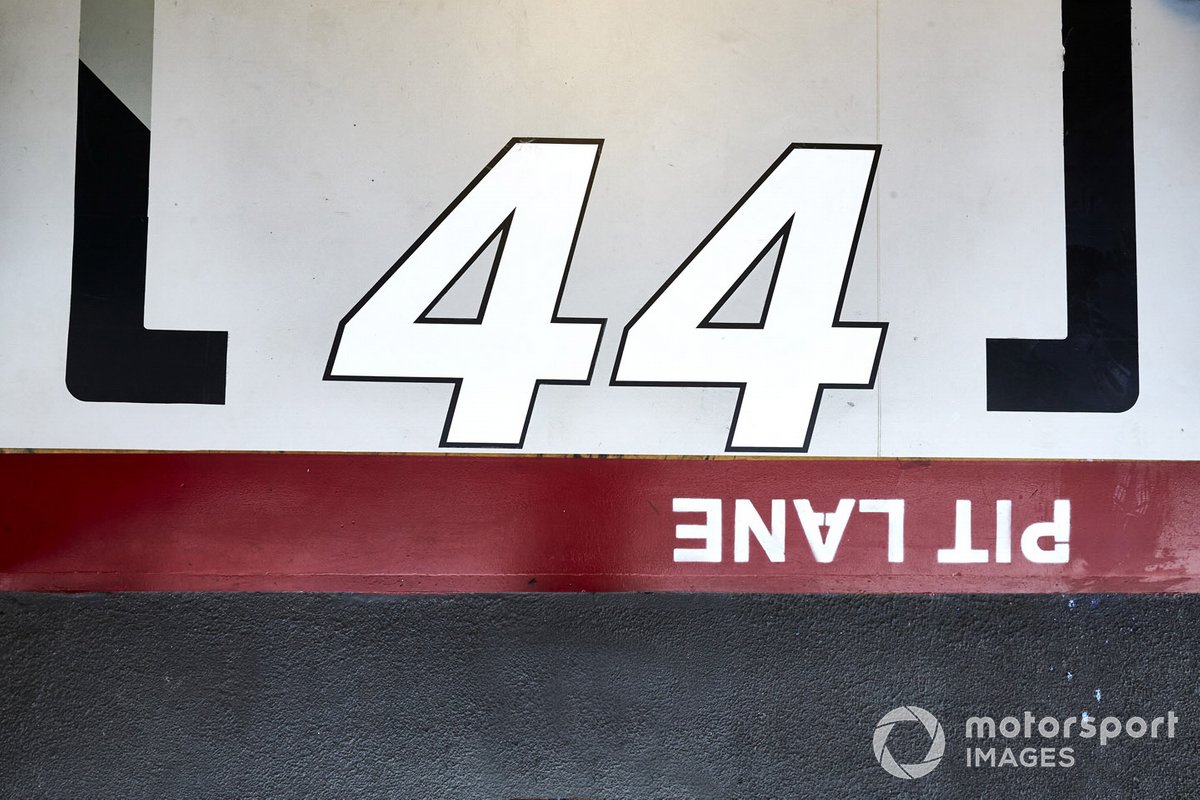 Il numero di gara di Lewis Hamilton, Mercedes F1 W11, sul pavimento del garage
