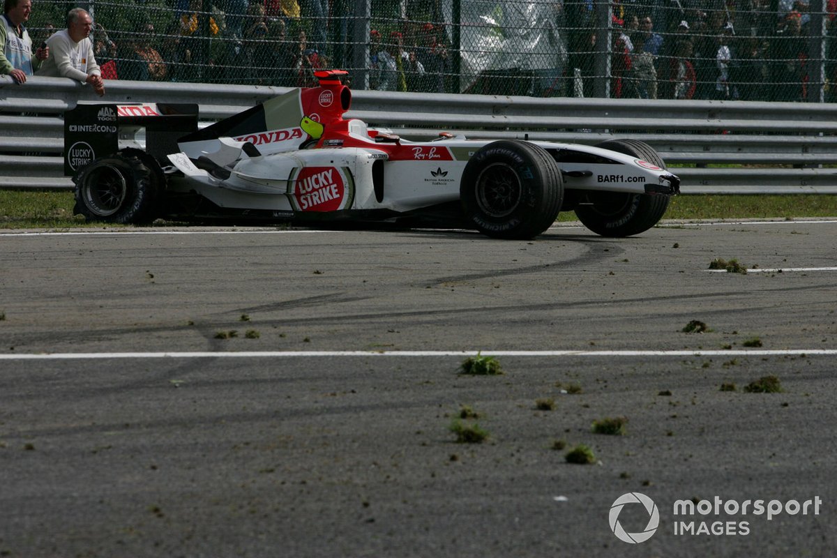 Jenson Button, BAR Honda 006 abandonne la course après l'explosion de son pneu dans Les Combes