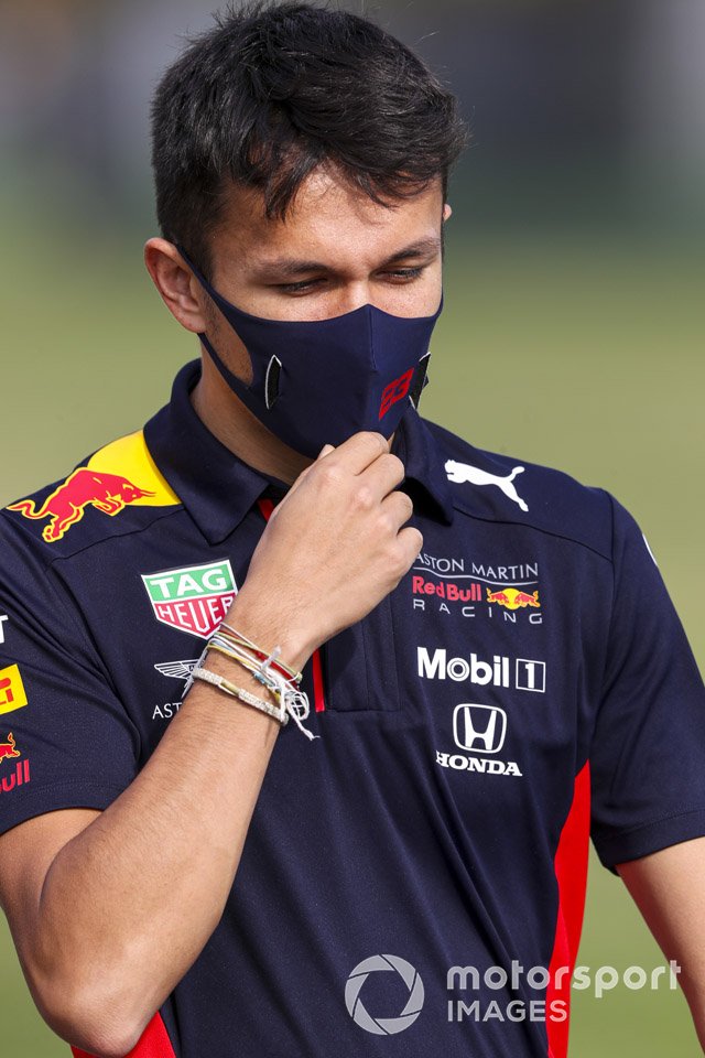 Alex Albon, Red Bull Racing, cammina sul circuito