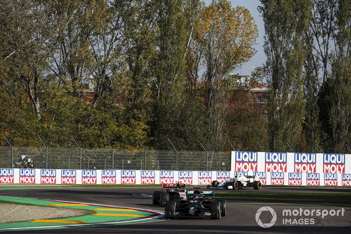 Lewis Hamilton, Mercedes F1 W11, Kevin Magnussen, Haas VF-20, y Nicholas Latifi, Williams FW43