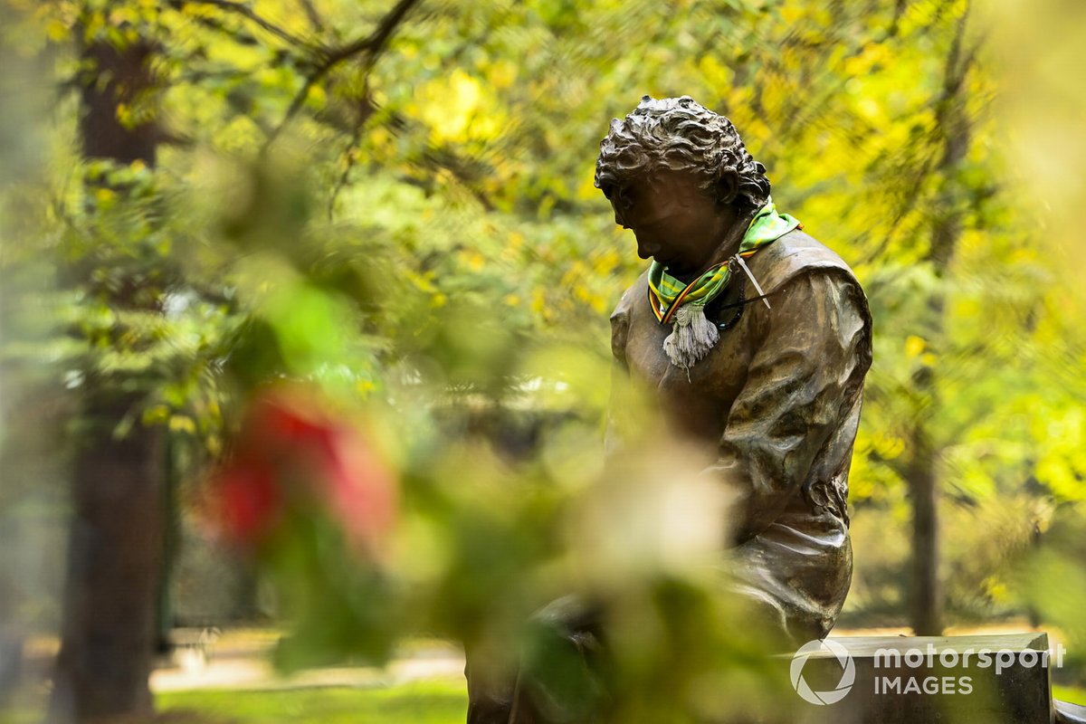 La statua in tributo a Ayrton Senna