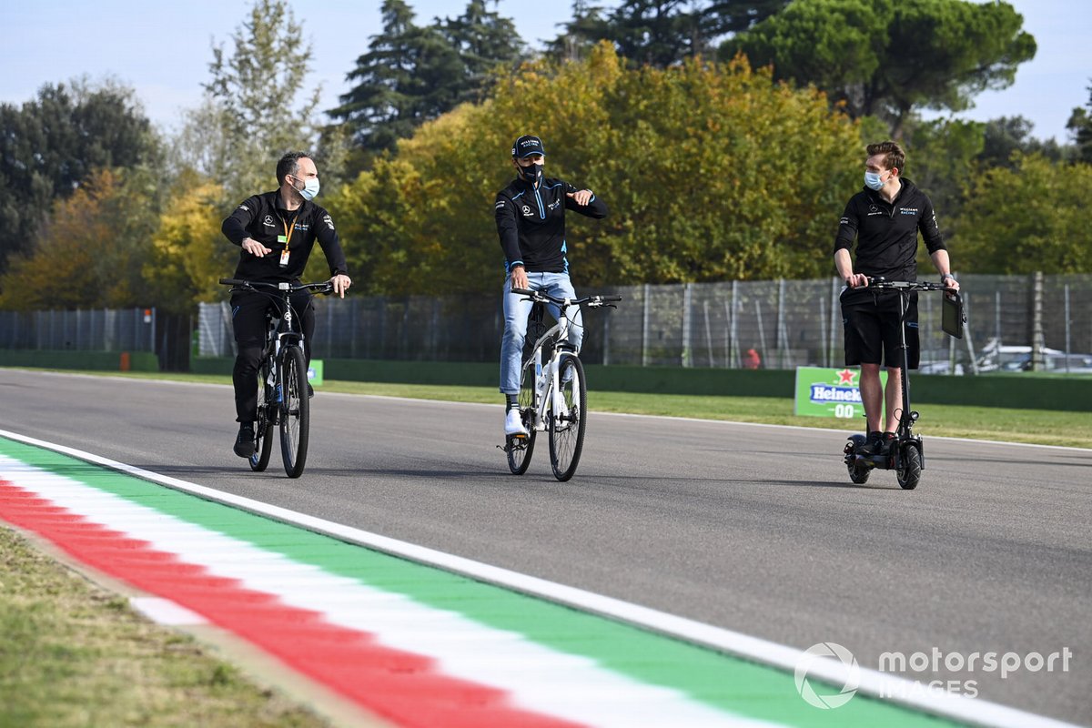 George Russell, Williams Racing, percorre la pista con i compagni di squadra