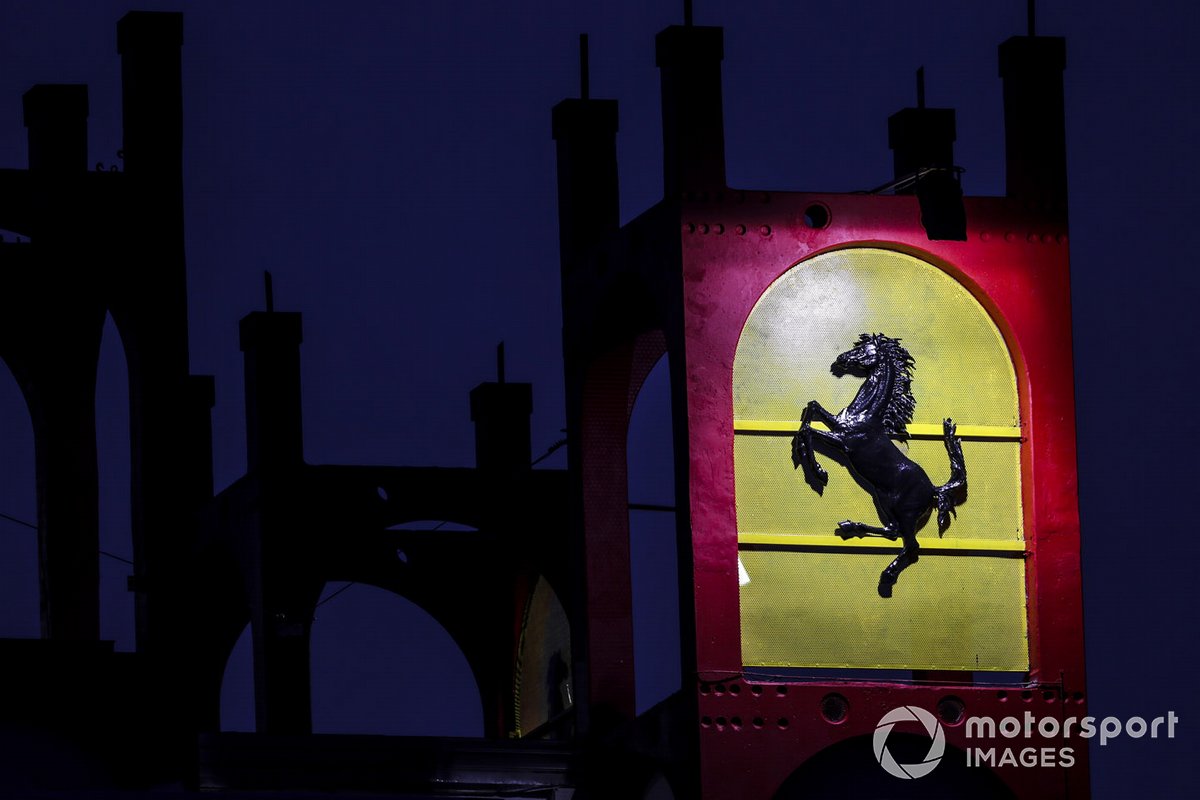 Il logo della Ferrari di notte